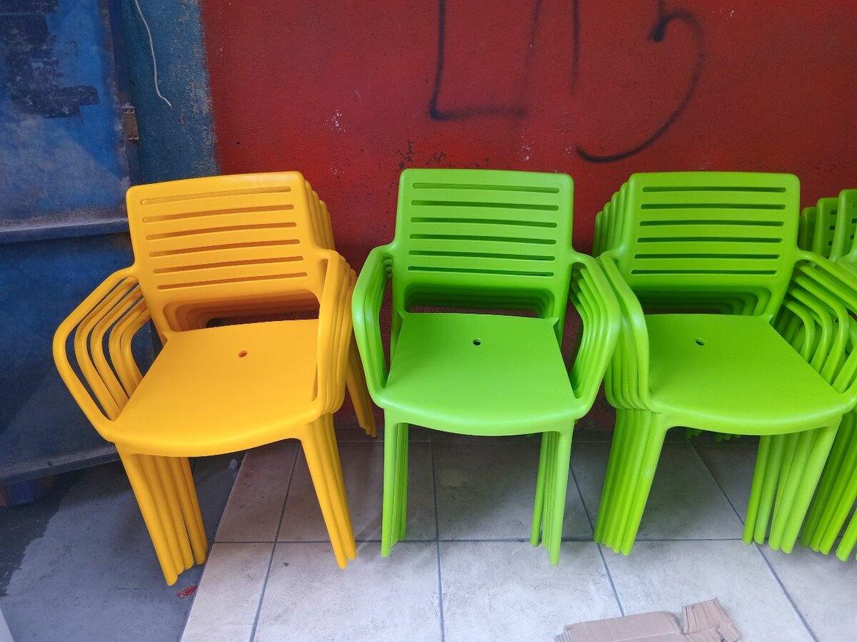 Chaises empilables colorées