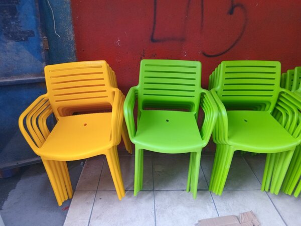 Chaises empilables colorées