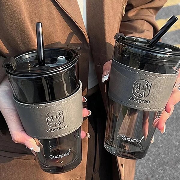 Tasse en verre avec paille