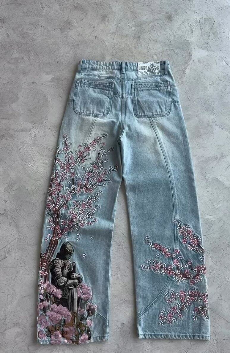 Jeans brodés motifs floraux