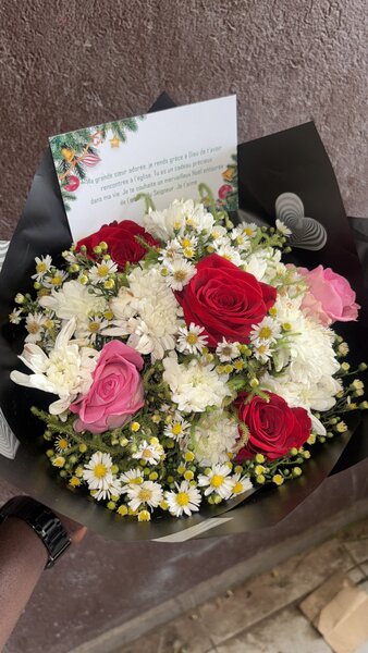 Bouquet de roses et marguerites