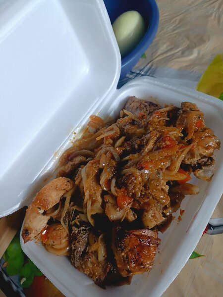 Plat de viande braisé et sauté