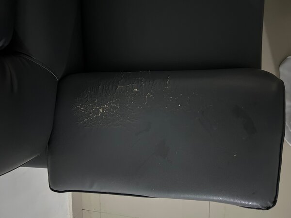 Canapé en cuir usé