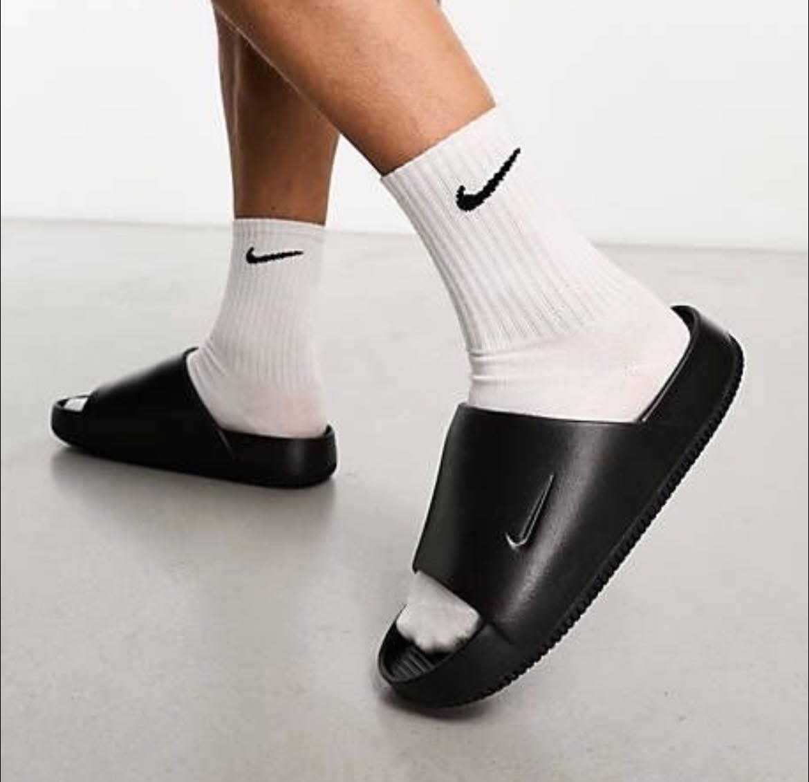 Claquettes noires élégantes