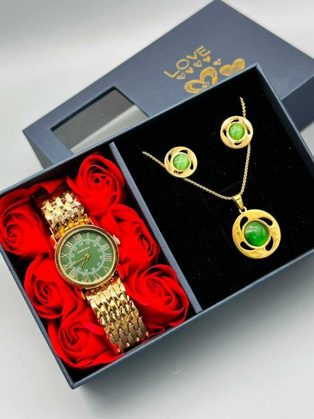 Bijoux et montre avec dorure