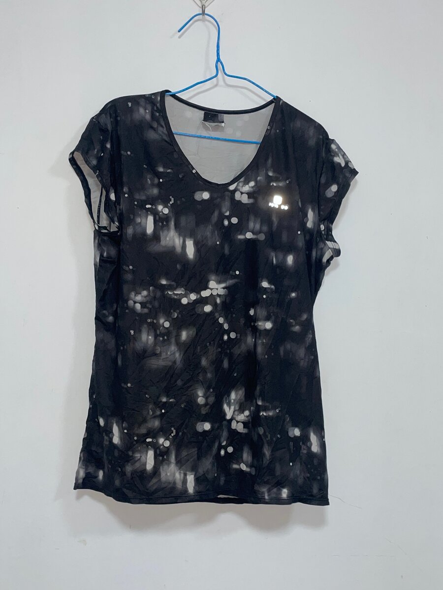 T-shirt noire pour femmes