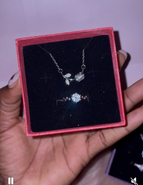 Boxe mini bague Plus collier