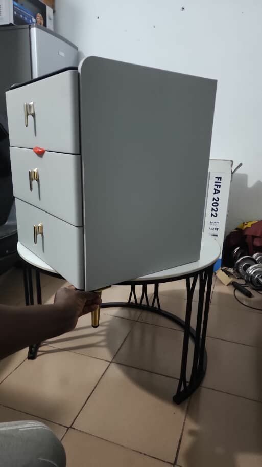 Table de chevet moderne avec chargeur sans fil