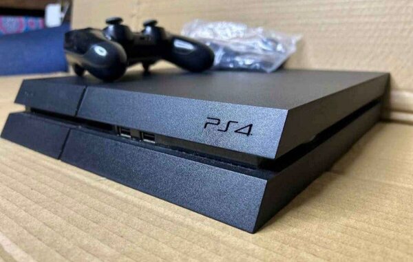 Console PS4 avec manette