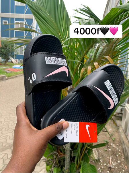 Claquettes Nike colorées unisexes