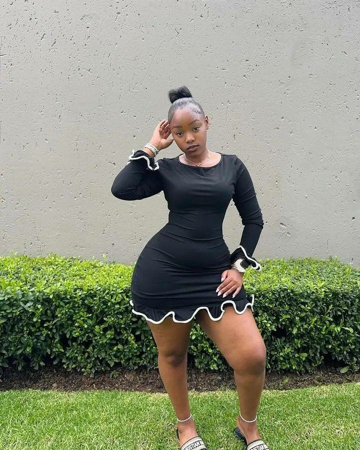 Robe Noire Élégante à Volants