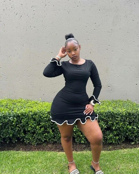 Robe Noire Élégante à Volants