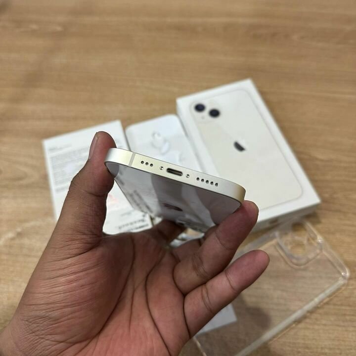 iphone 13  128GB>>R6,500