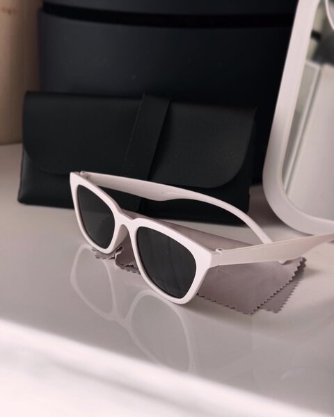 Белые солнцезащитные очки.