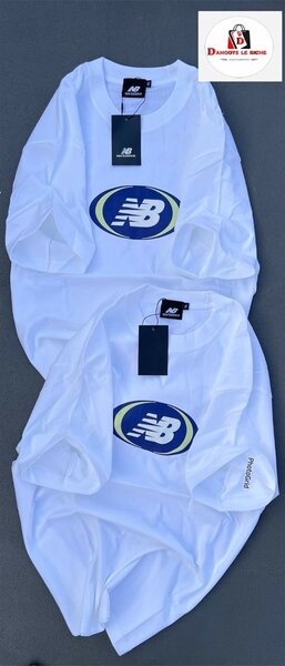 T-shirt blanc logo stylisé