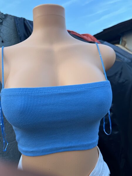 Top court à bretelles