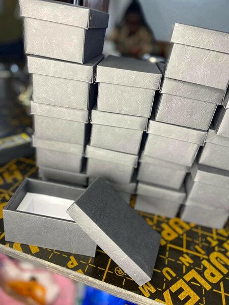 Boîtes cadeaux élégantes noires