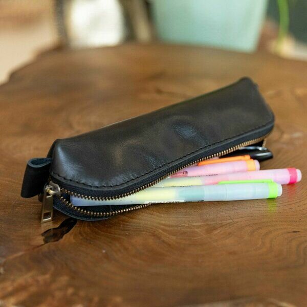 Пенал для карандашей и очков из натуральной кожи.