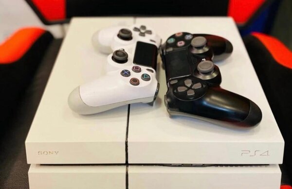Sony PS4 Slim avec manettes