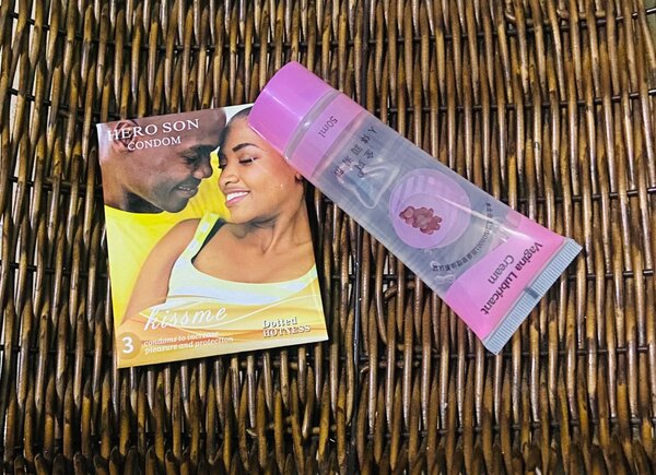 3  préservatifs + 1lubrifiant