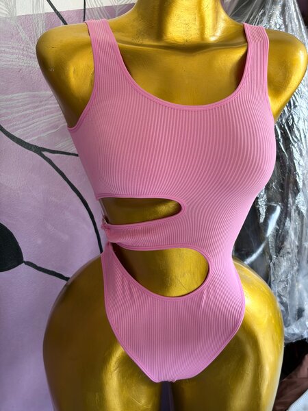 Maillot de bain rose découpé