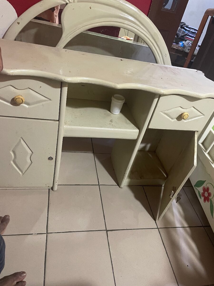 Lit de bébé en bois et commode