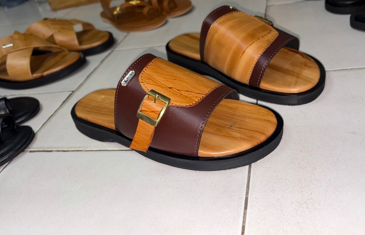 Sandales en cuir et bois