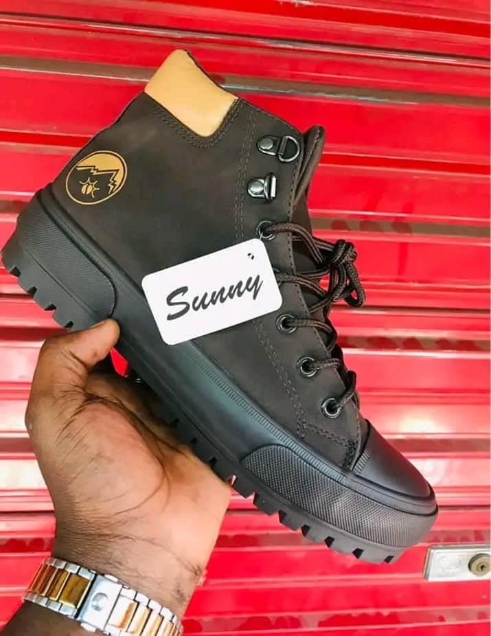 Sunny boots with lacing