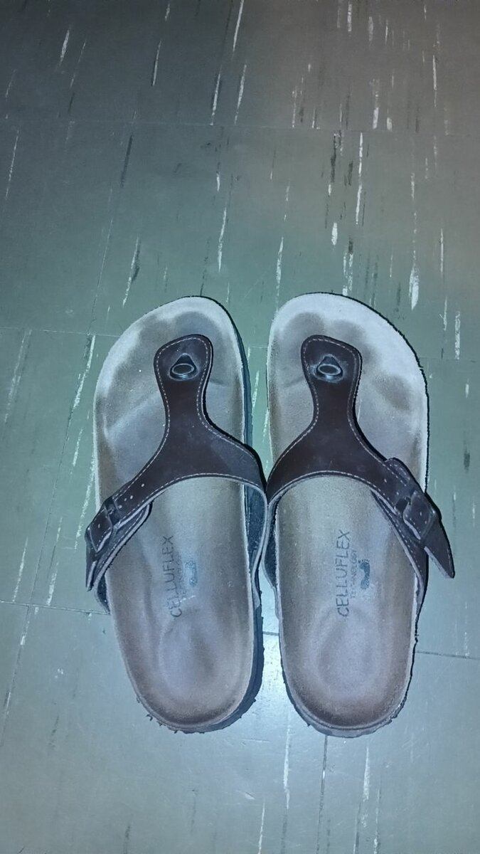 Tongs en cuir marron confort