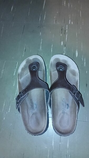 Tongs en cuir marron confort