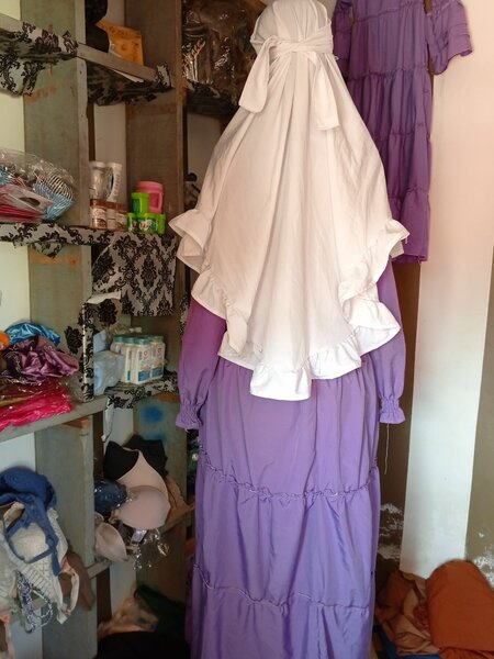 Robe élégante violette et blanche