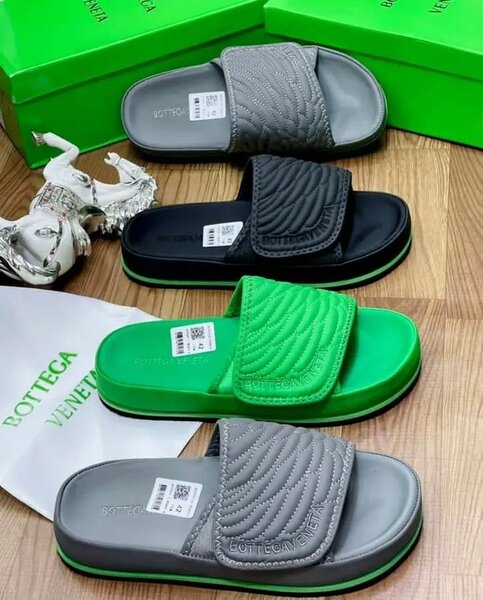 Claquettes colorées en cuir