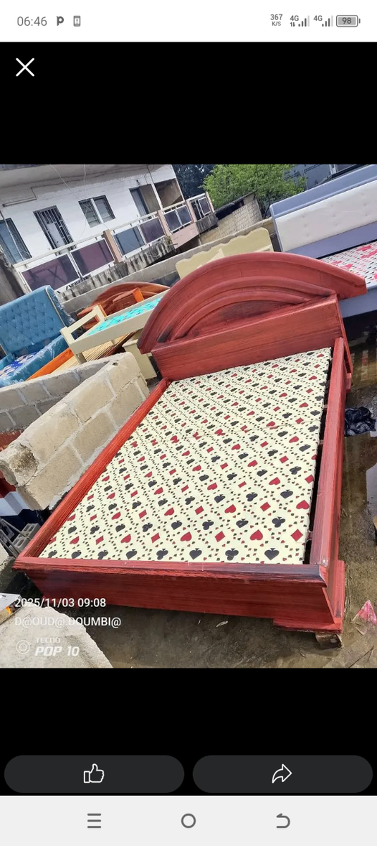 Lit en bois élégant