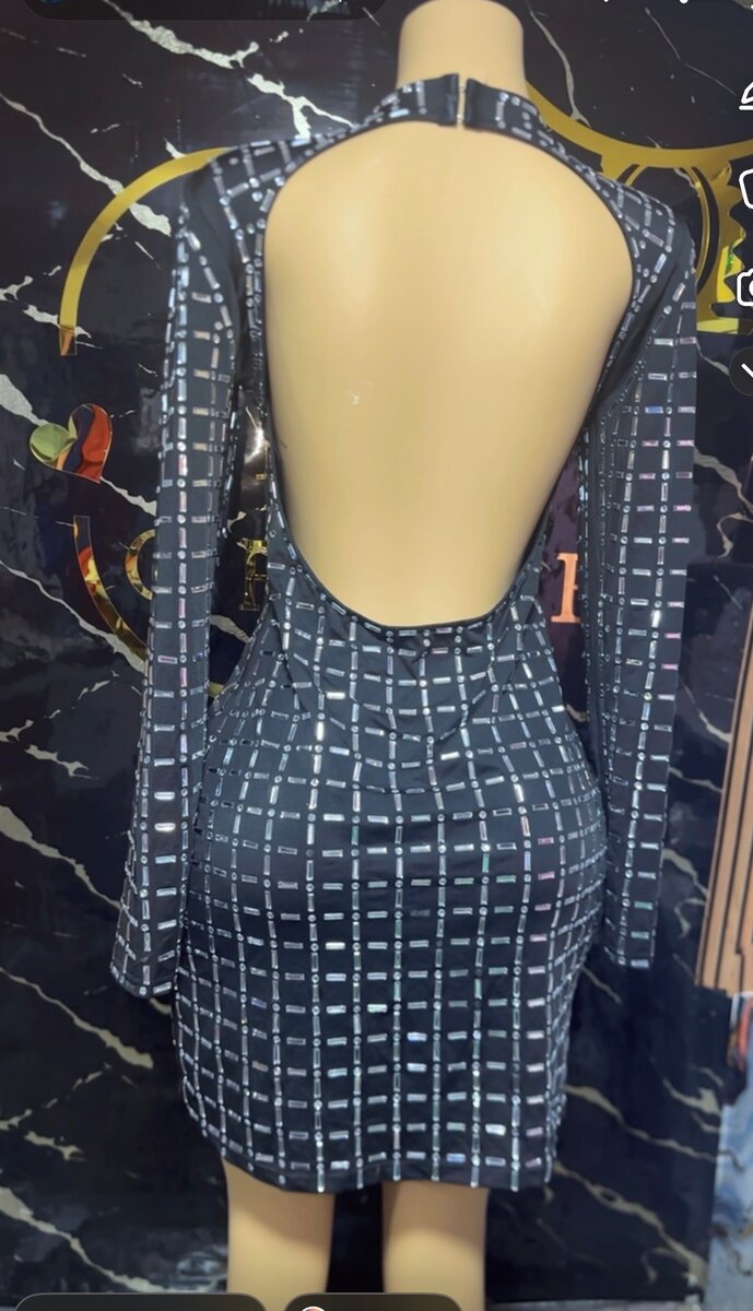 Robe élégante avec découpes