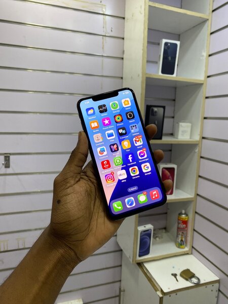 iPhone XS Max 64gb fully functional k4700