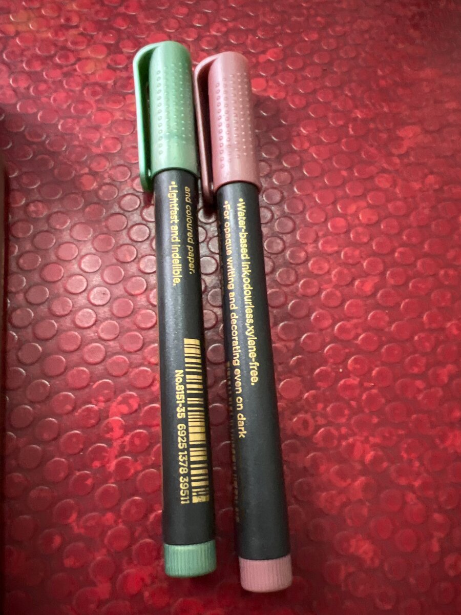 Vibrant Metallic Markers Set