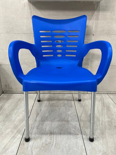 Chaise en plastique bleue