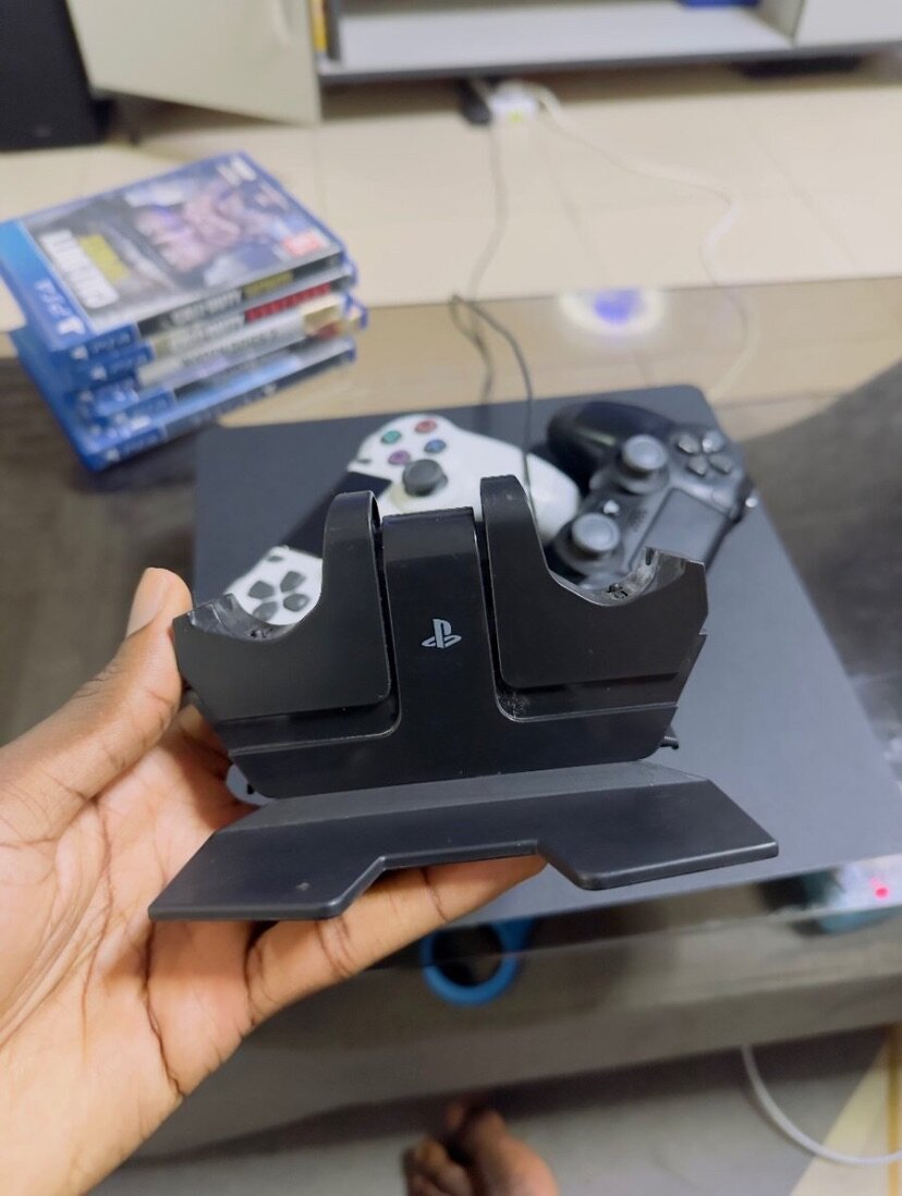 Play station 4 with 12 games including 2 original pads