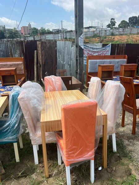 Table à manger en bois élégant