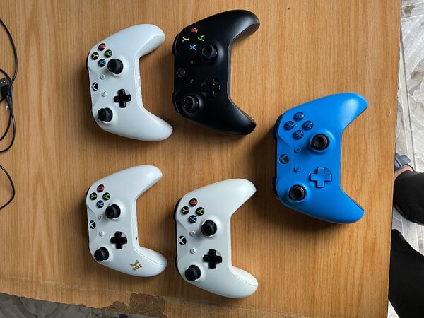 Xbox One S controllers