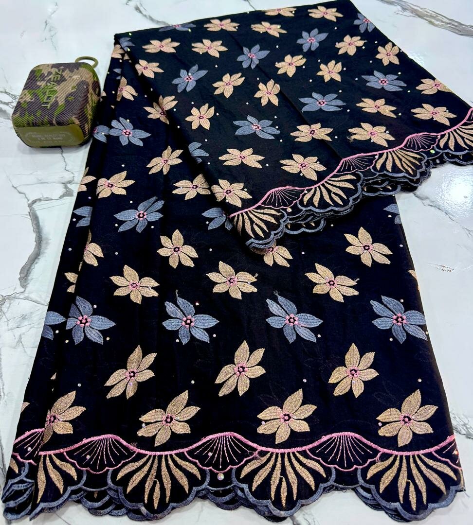 Tissu à Motif Floral Brodé