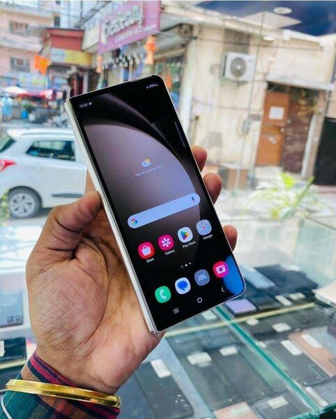 Samsung fold3 capacité 256gigas ram12 casi neuf