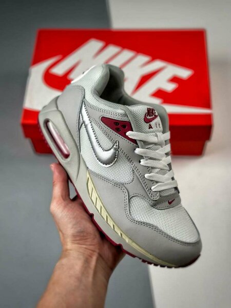 NIke Air Max Ivo dans carton