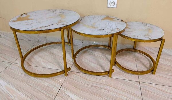 Tables basses en marbre doré