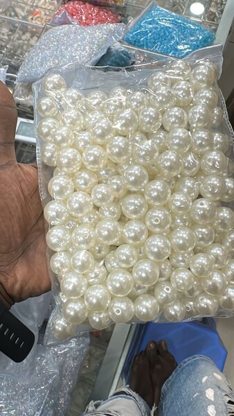 Perles décoratives colorées