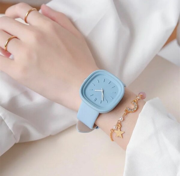 Montres pastel minimalistes