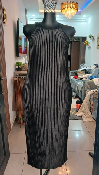 Robe plissée noire élégante