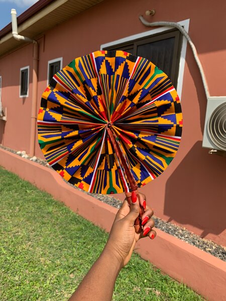 Éventail pliable coloré