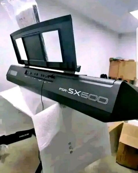 YAMAHA PSR SX 600 PIANO + PIED