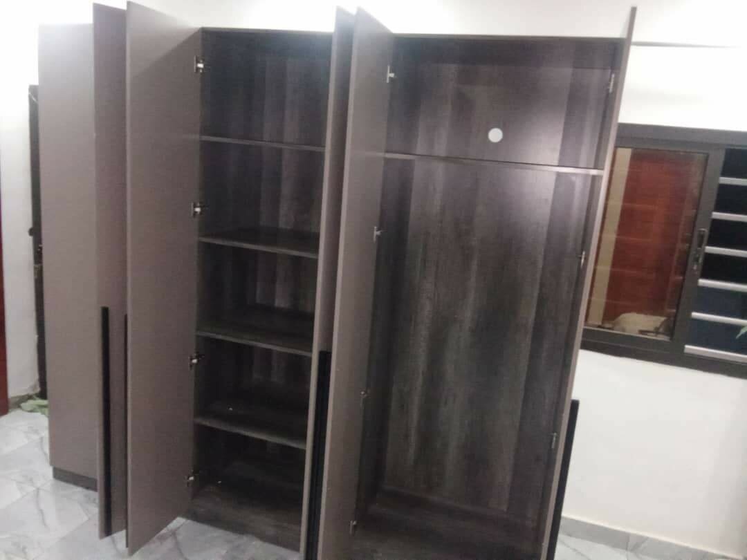Armoire moderne à 6 battantes